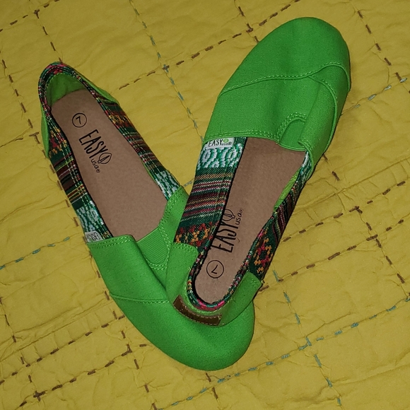 Never Worn slip on flats! - Picture 1 of 4